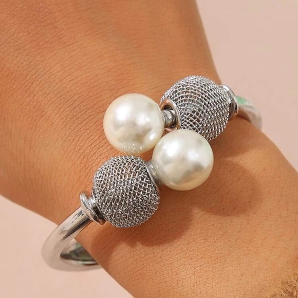 New fake pearl bangle bracelet - Picture 2 of 4